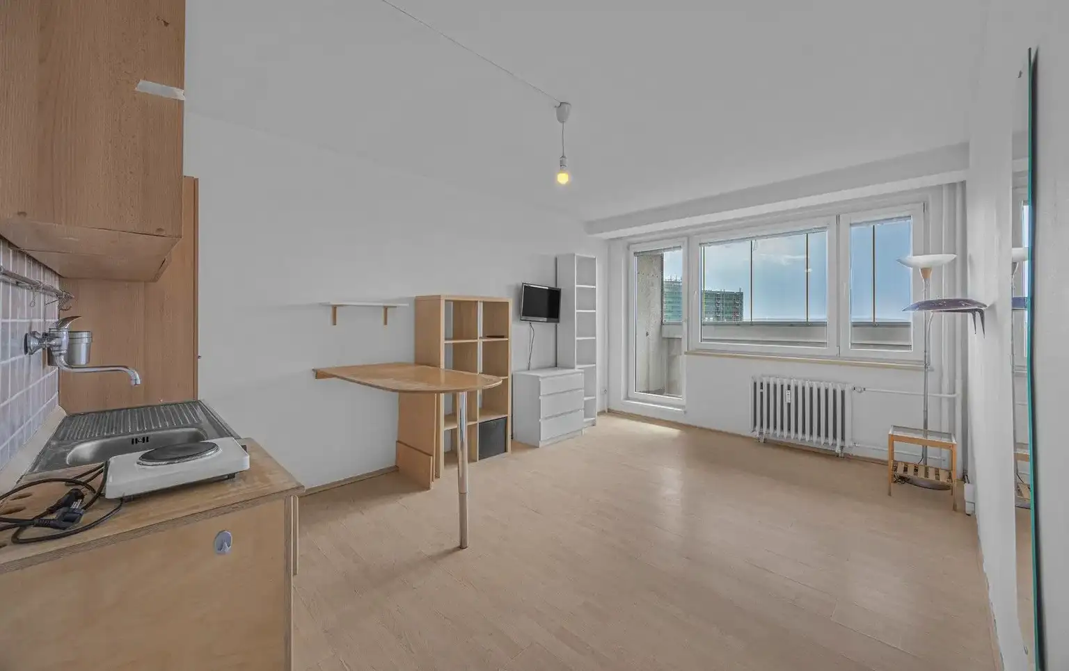 ✨ KLIDNÝ A SVĚTLÝ BYT 1+KK 23 m² SE ZASKLENOU LODŽIÍ — PRAHA 8 KOBYLISY ✨