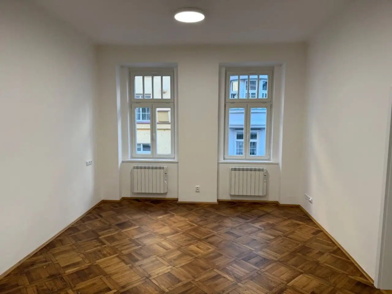 Pronájem 2+kk 60 m² Praha 6 – Střešovice (rekonstrukce, klidný dům)