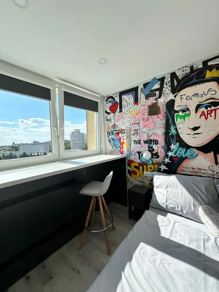 ✨ SVĚTLÝ BYT 1+KK 25 m² S PARKOVÁNÍM — PRAHA 8 STŘÍŽKOV ✨