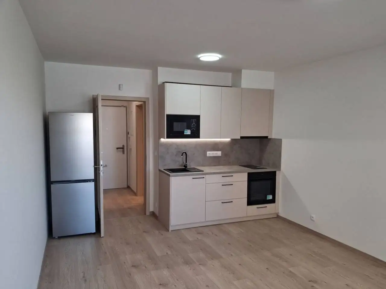 Pronájem bytu 1+kk 31 m², novostavba 2026, balkon 7,7 m², Praha - Vysočany