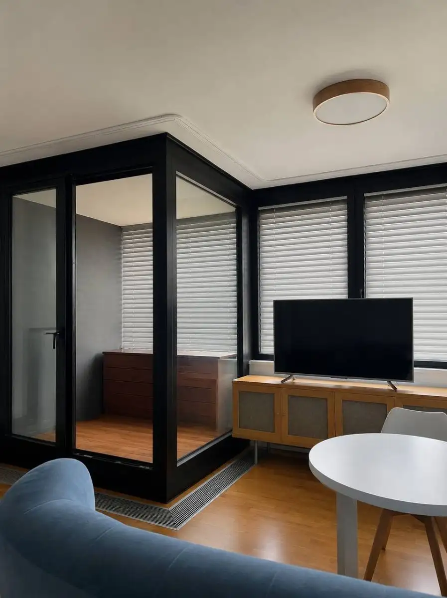 Pronájem bytu 2+kk 53 m², Praha – Libeň, Zenklova (4. podlaží, výtah, garážové stání v ceně)