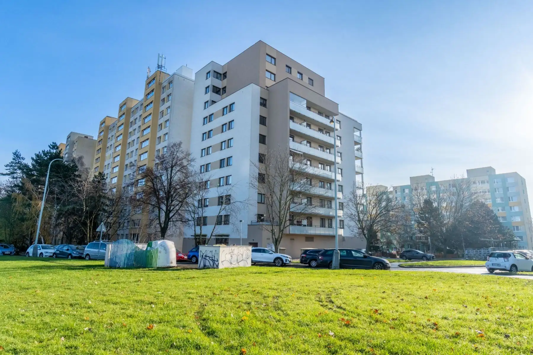 🏡 pronájem světlého bytu 2+kk – Praha 11, Zdiměřická