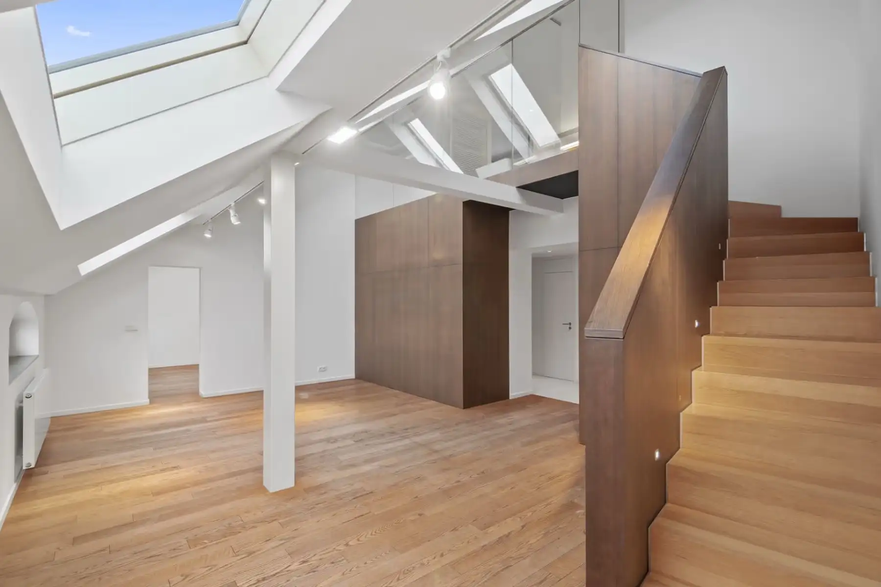 Mezonet 3+1 130 m² s terasou 10 m², Praha 6 Bubeneč (U Akademie)