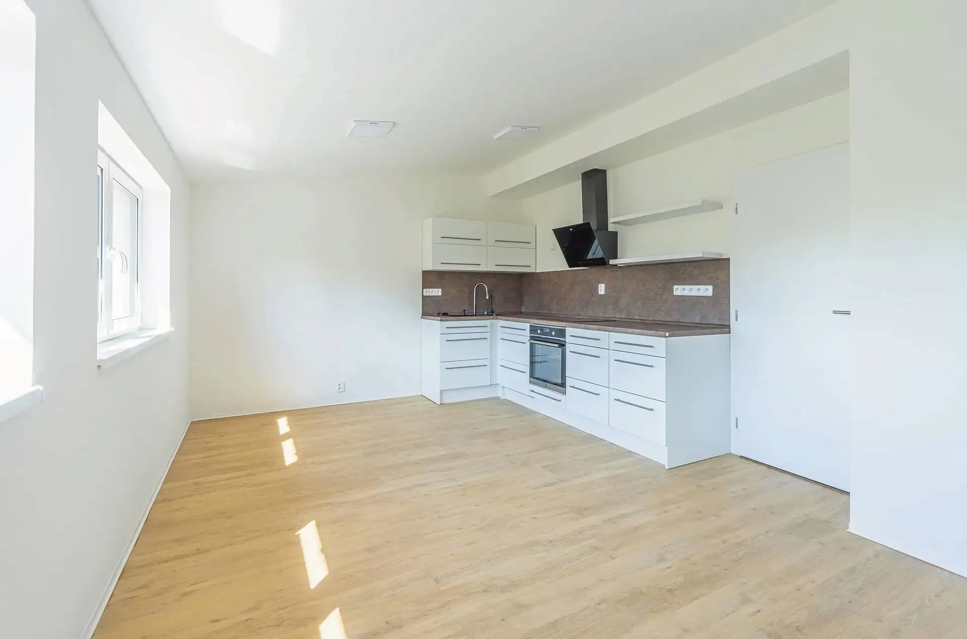 Prostorný rekonstruovaný mansardový byt 2+kk 57 m² (67,6 m²) v Praze 9 – Vysočany