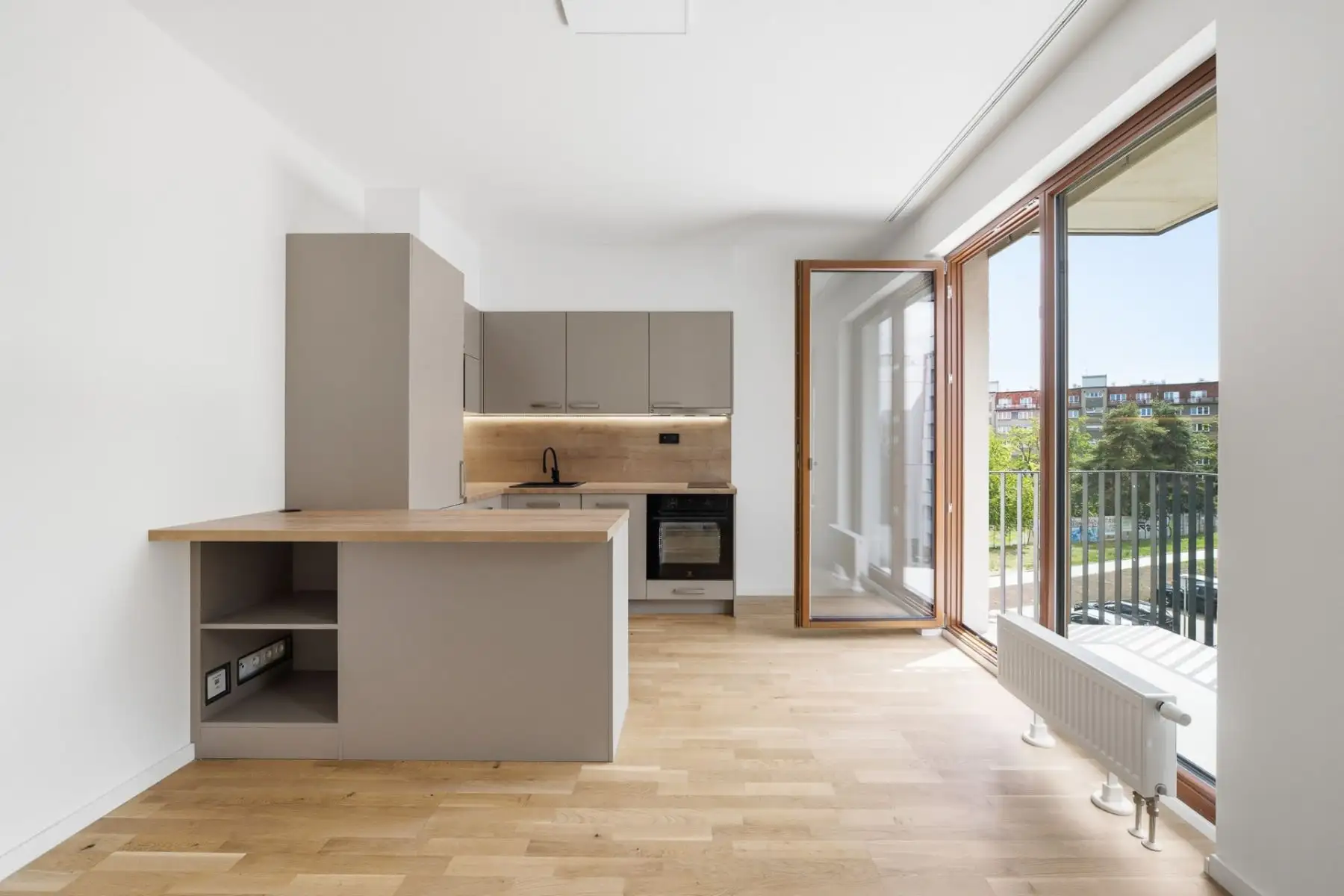 ✨ Zbrusu nový moderní byt 1+kk – první nájemník vítán