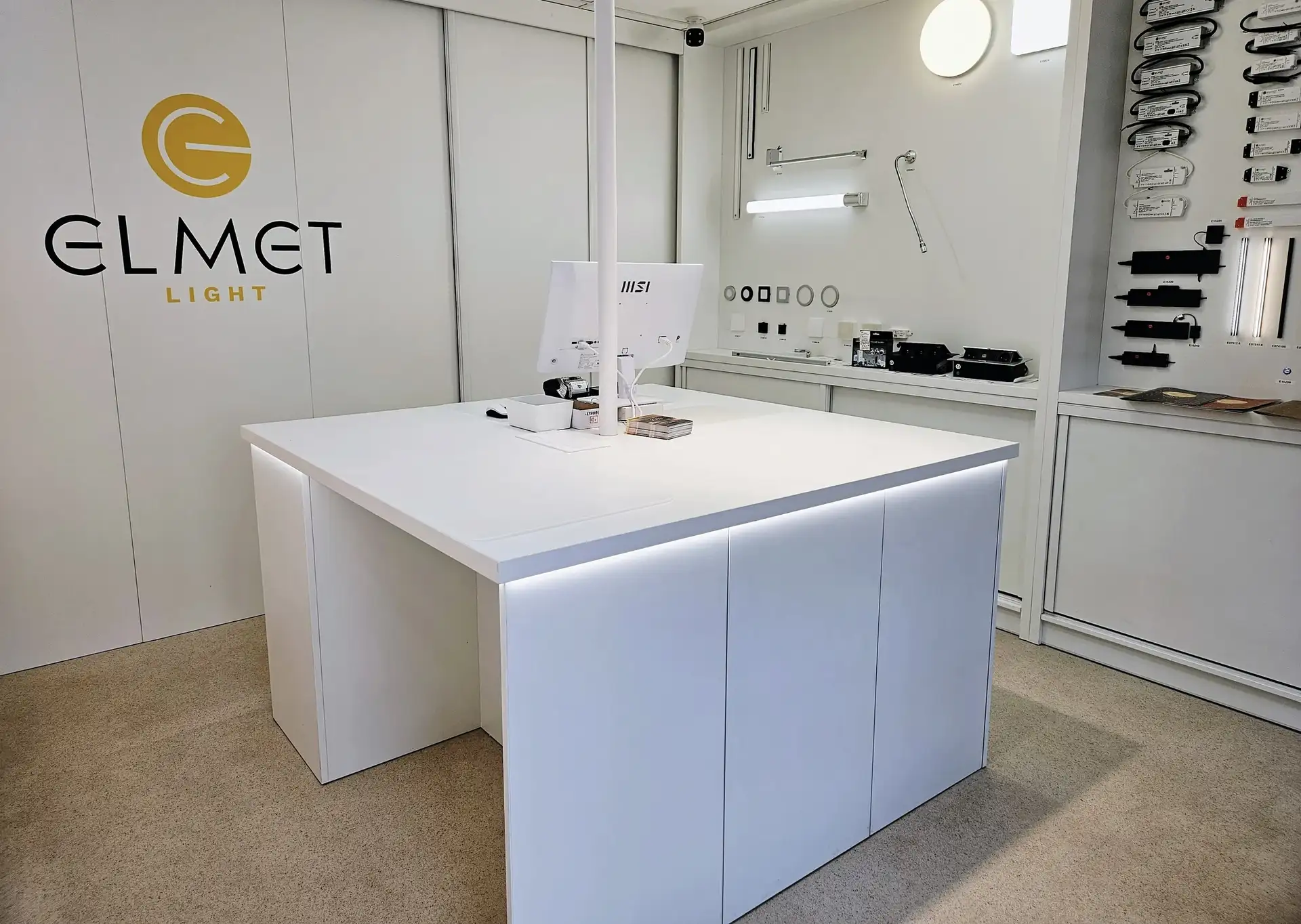 Pronájem obchodních prostor 21 m² v Dejvicích s výlohou a vstupem z ulice