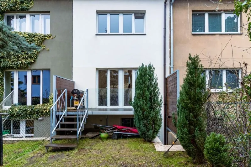 Pronájem renovovaného řadového rodinného domu 4+1 s terasou a zahradou, Košíře