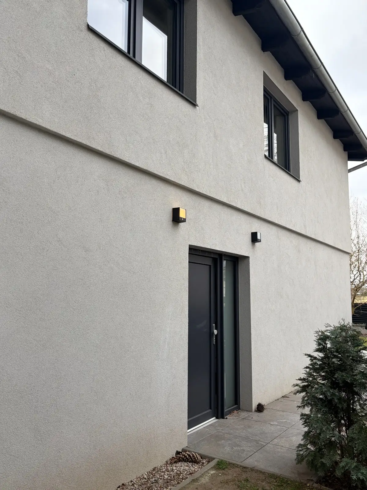 Pronájem poloviny rodinného domu 5+kk s terasou a vlastním zahradním pozemkem, Praha 9 – Klánovice