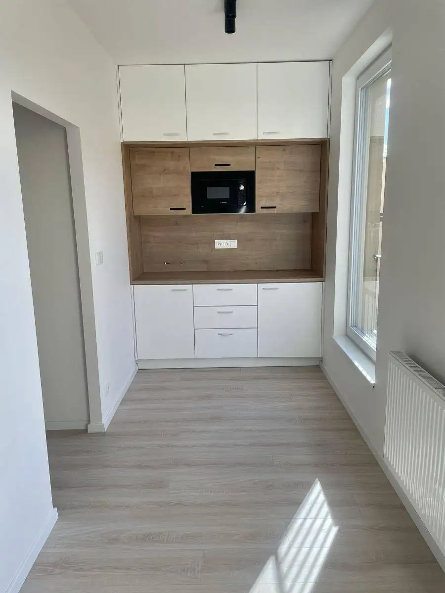 Pronájem světlého bytu 1+kk 23 m², Praha - Vysočany (Poděbradská)