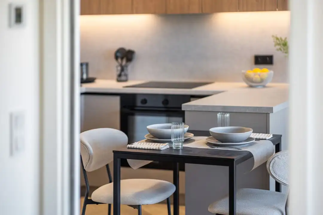 Moderní plně zařízený byt 1+1 (38 m²) u metra Pražského povstání – ihned k nastěhování
