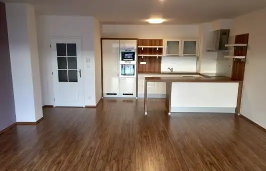 Pronájem světlého bytu 2+kk 82 m² s balkónkem, garážovým stáním a sklepem