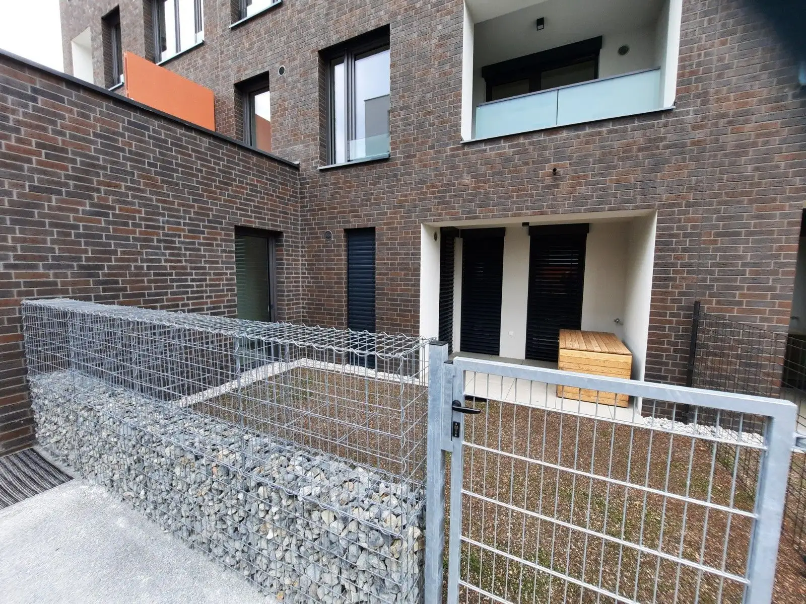 Pronájem moderního bytu 1+kk s terasou a zahradou, 33 m², Praha 5 Hlubočepy