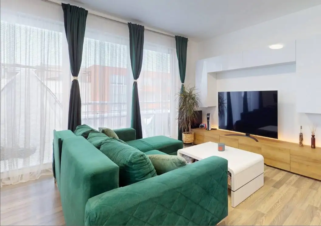 Pronájem bytu 2+kk 53 m² s balkonem 9,3 m², sklepem 3,3 m² a parkováním