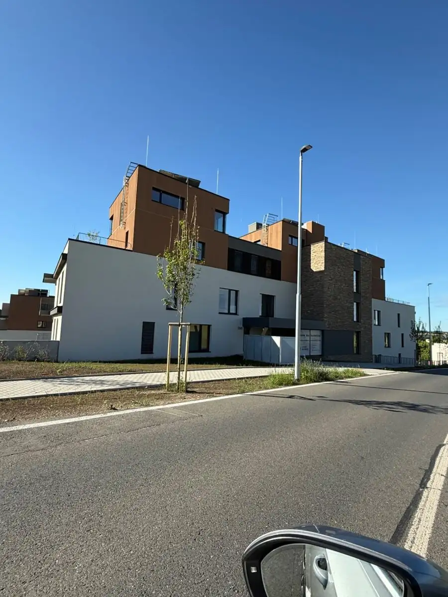 Pronájem bytu 1+kk 32 m² s terasou a zahradou, Praha 5 – Řeporyje