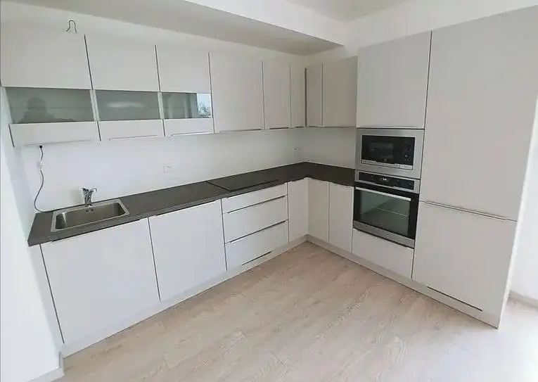 Prostorný byt 4+kk s balkonem 10 m², parkováním a sklepem, Praha 8 – Libeň