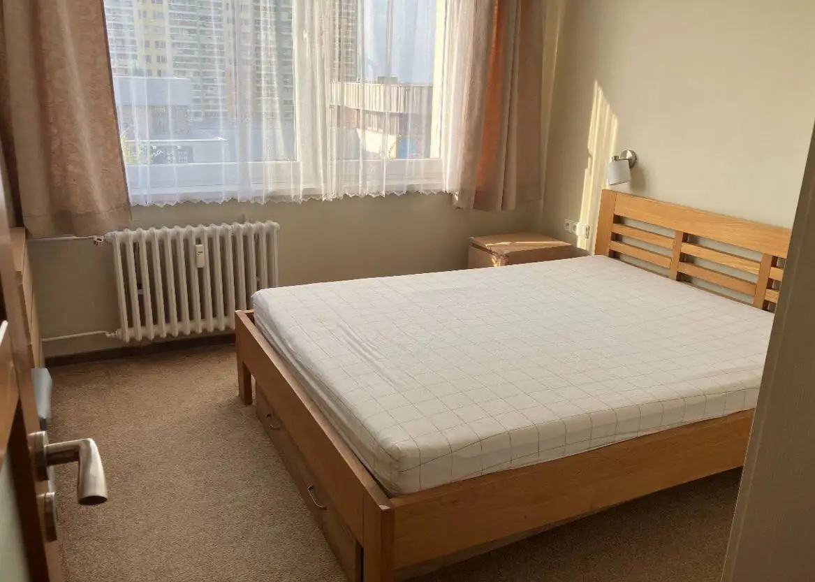 Prostorný byt 3+kk s zasklenou lodžií k pronájmu, Praha 4