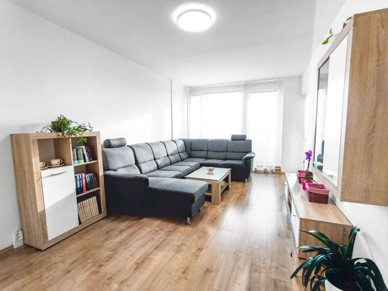 Pronájem bytu 3+1 72 m² Praha 8 – Kurkova, 3 min od Ládví, výhled do přírody, lodžie, metro rychle
