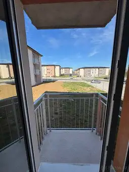 Pronájem moderního bytu 1+kk s balkonem, sklepem a parkovacím místem – Nehvizdy