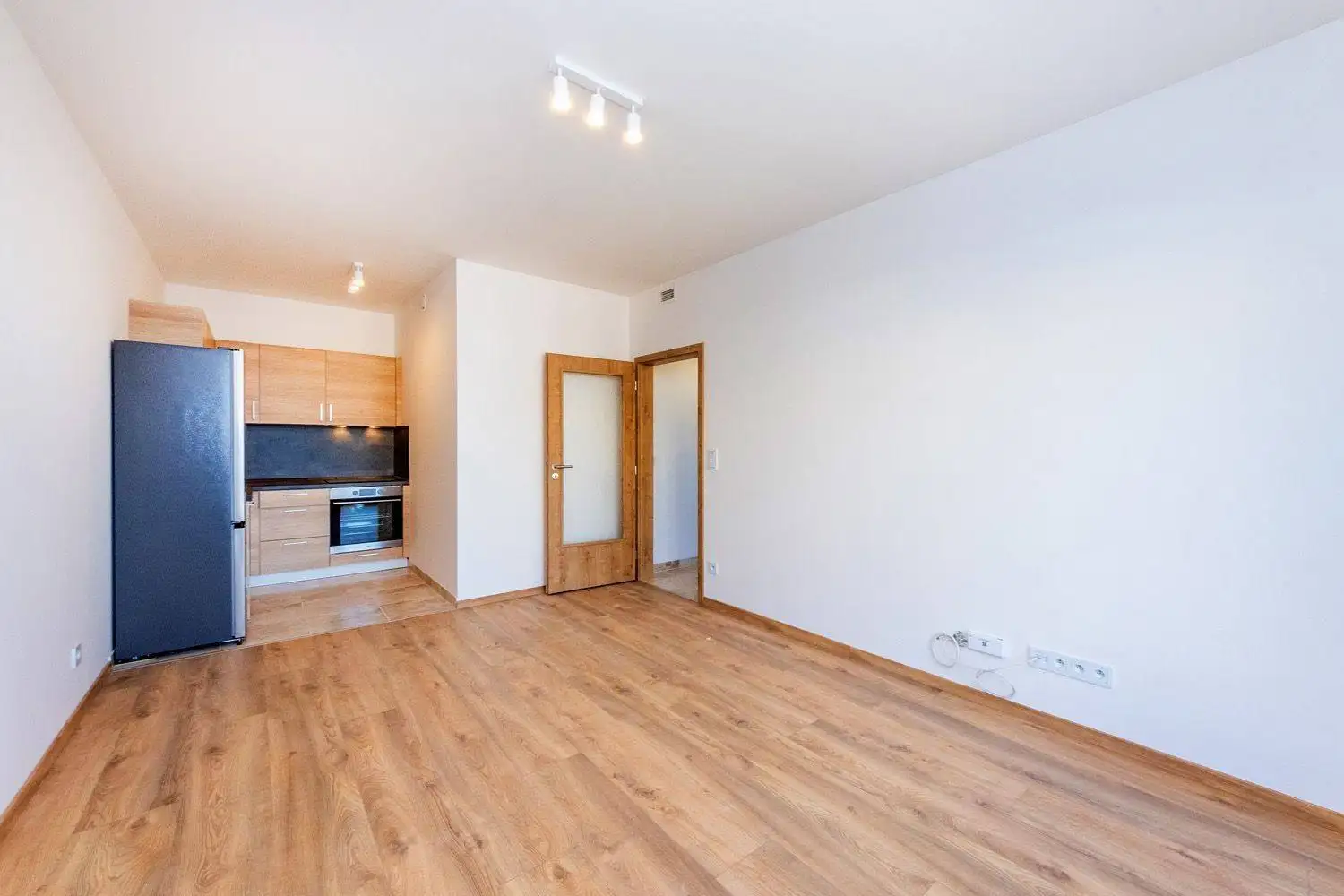 Pronájem bytu 2+kk 44 m² s balkonem, garážové stání (povinné) – Strančická, Praha 10 Strašnice