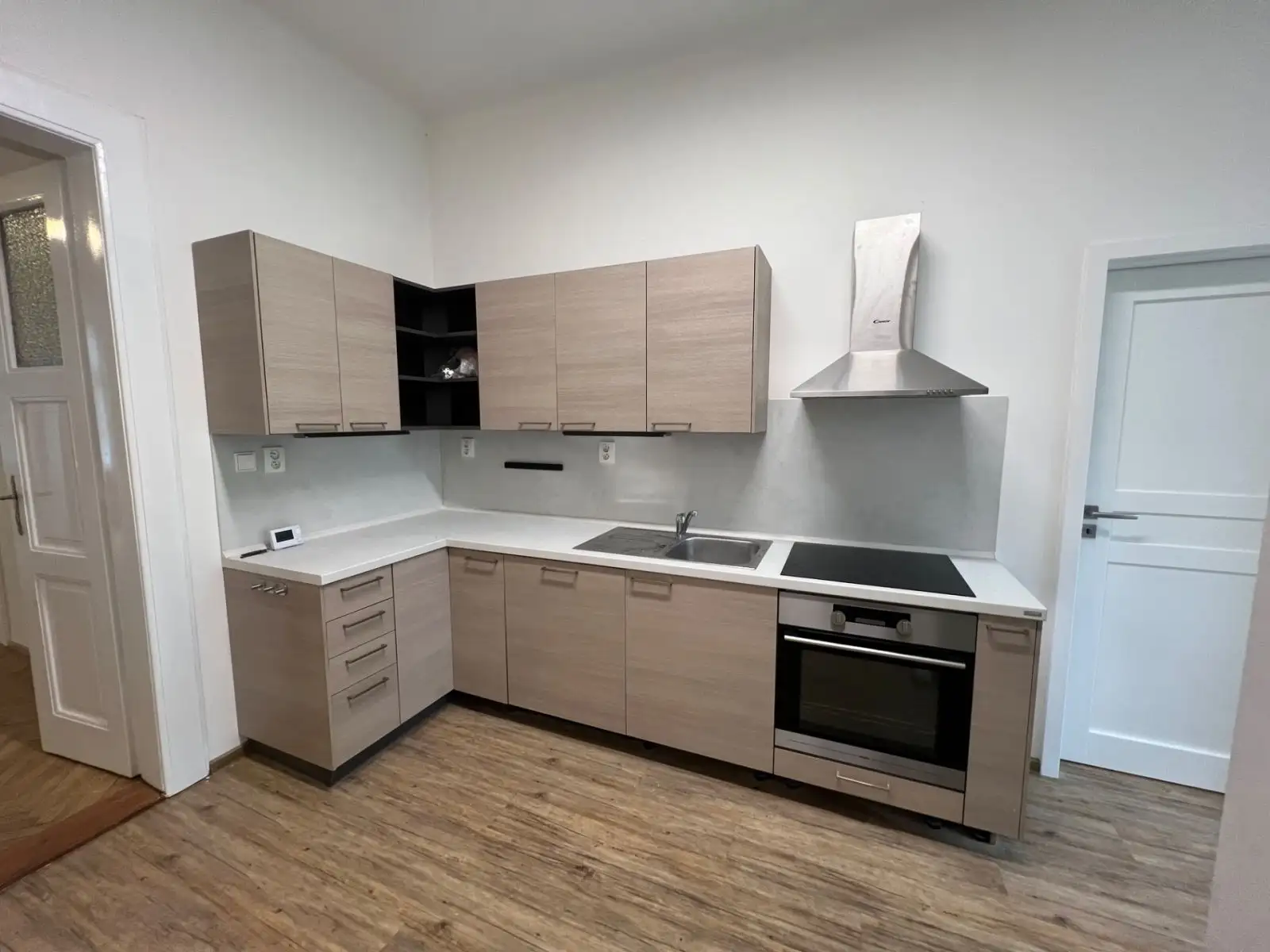 Pronájem bytu 3+1 85 m², Vršovice (Slovinská) – 2. patro s výtahem
