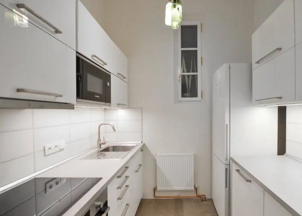 Plně zařízený byt 1+1 33 m² v centru Prahy (Praha 2) – Hálkova