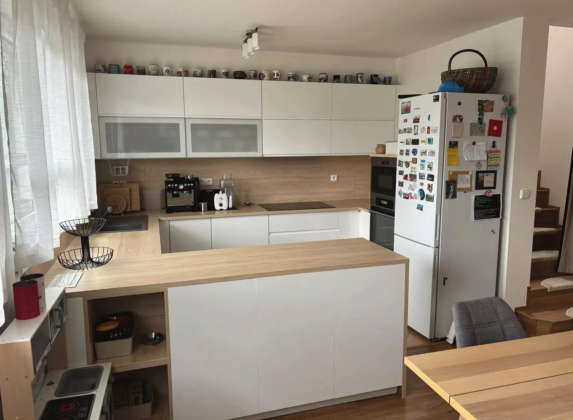 Plně vybavený rodinný dům 6+kk se zahradou a 2 parkovacími místy, Praha – Újezd nad Lesy