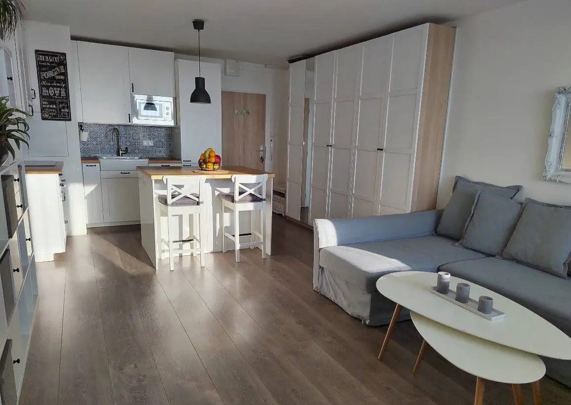 Pronájem 1+kk 36 m² s lodžií 6 m² a zařízením, Praha 9