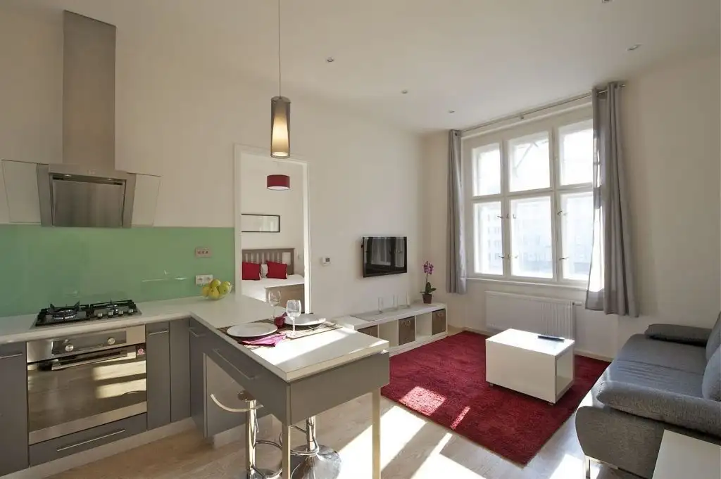 🔥 SVĚTLÝ BYT 2+KK S WALK-IN ŠATNOU U METRA – PRAHA 6 DEJVICE 🔥