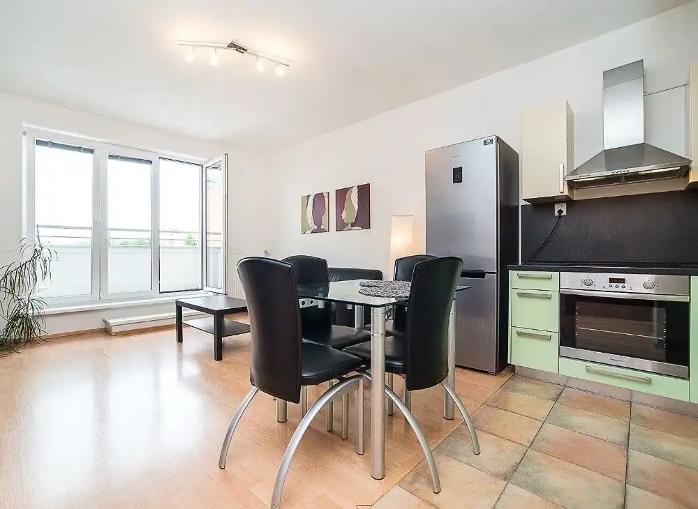 Pronájem světlého bytu 2+kk s balkonem a garážovým stáním, Praha 10 – Záběhlice